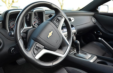 L'intérieur de la Camaro Cabriolet de Chevrolet, location cabriolet mariage chez Starge Location.
