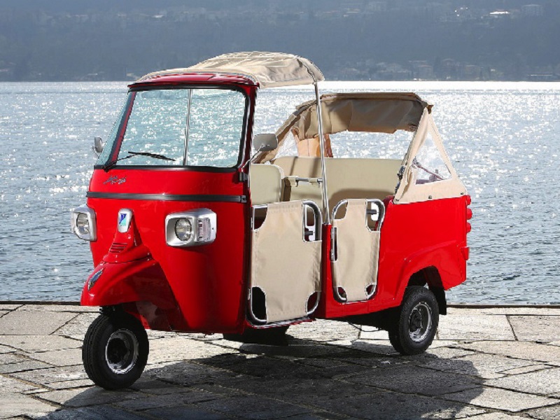 Tuk Tuk Piaggio rouge : un véhicule mythique, location tuk tuk mariage chez Starge Location