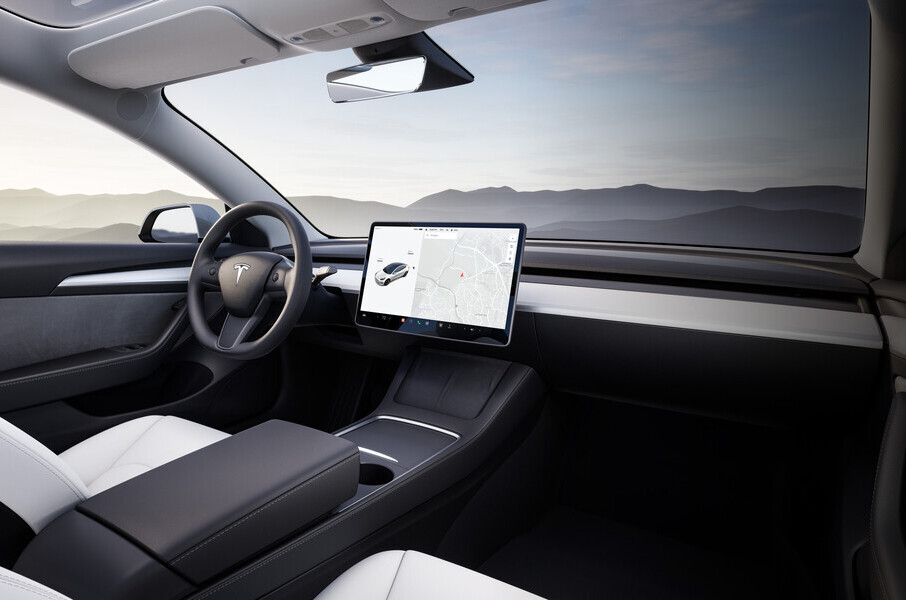 L'intérieur futuriste de la Tesla Model 3, location de voiture tesla chez Starge location 